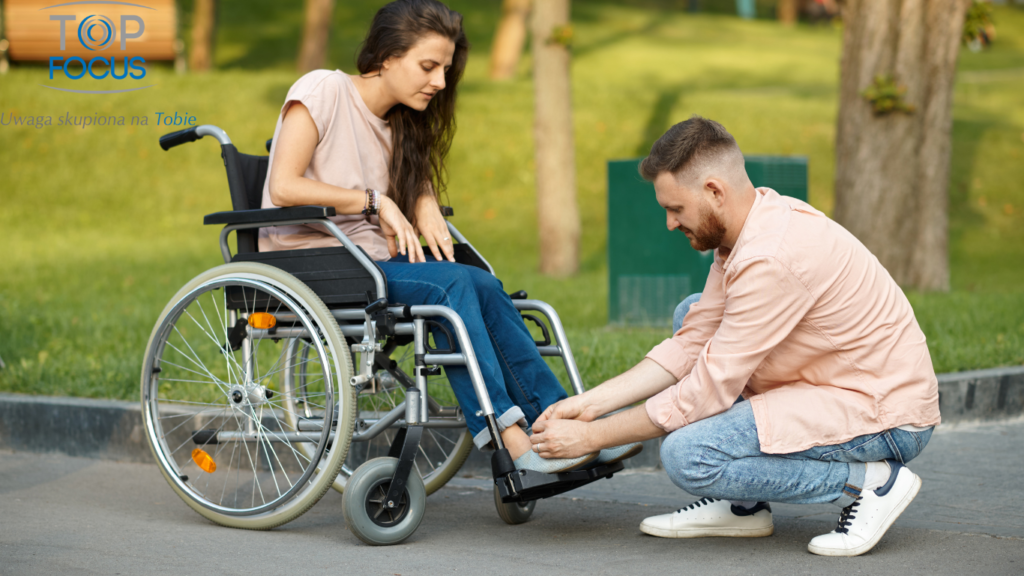 Osoba z niepełnosprawnością korzysta z dostępnej przestrzeni rekreacyjnej. 