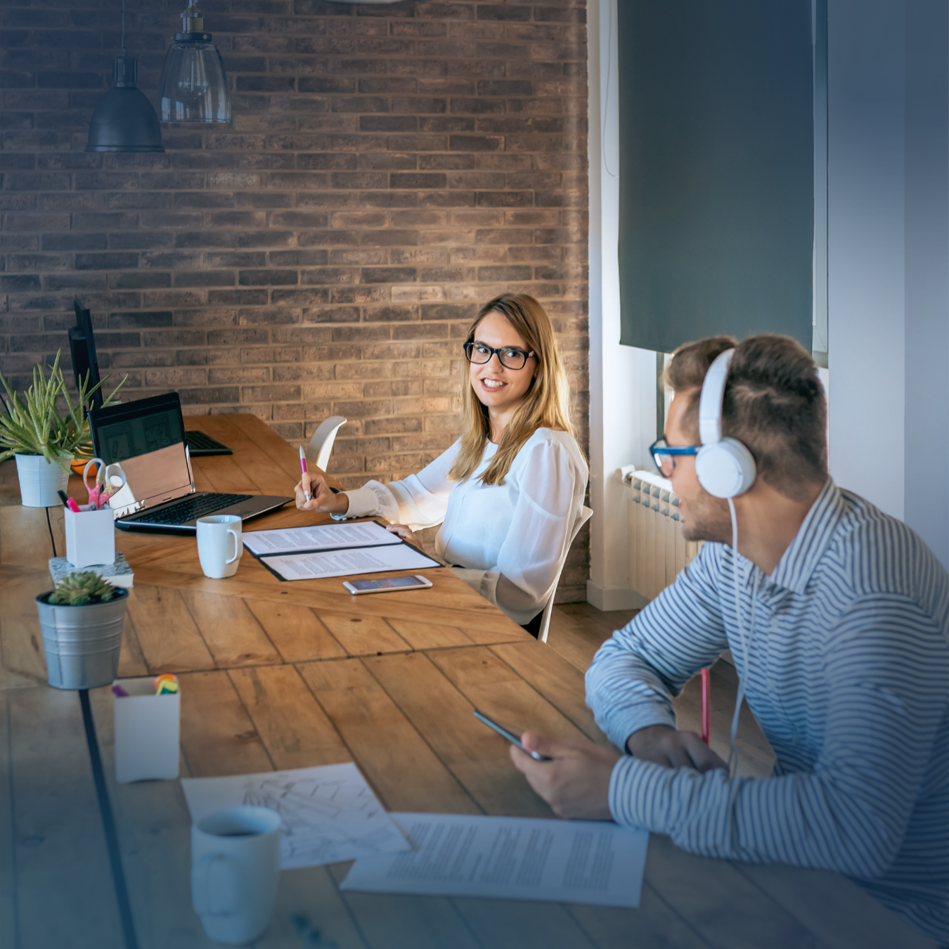 Sale szkoleniowe - dwie osoby siedzące w sali szkoleniowej i coworking.